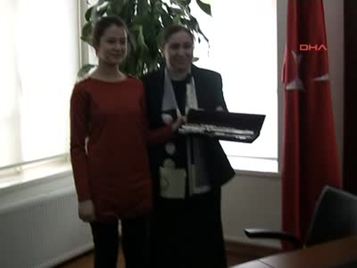 Cumhurbaşkanı Gül'ün Eşinden, Konyalı Öğrenciye Süpriz Hediye