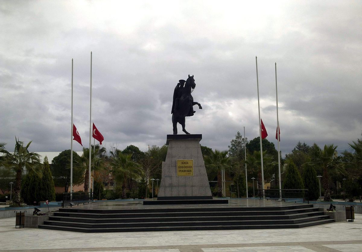 Denktaş İçin Bayraklar Yarıya İndi
