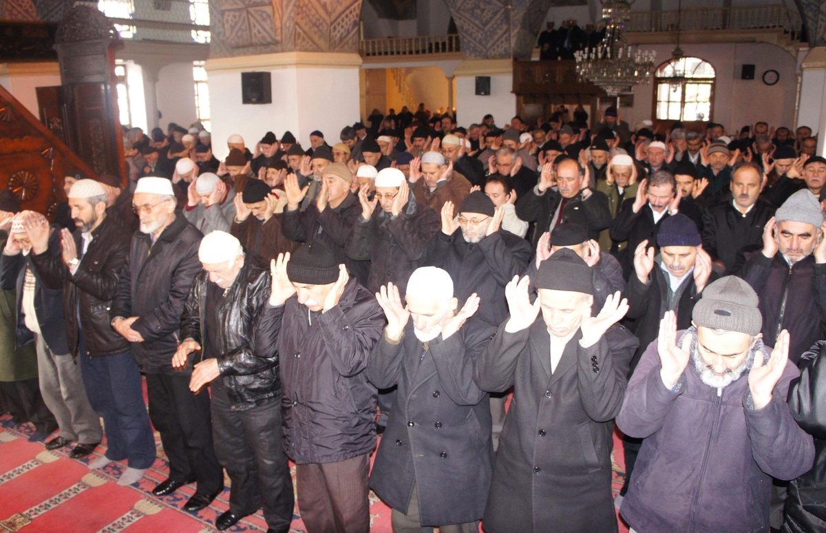 Denktaş İçin Gıyabi Cenaze Namazı Kılındı