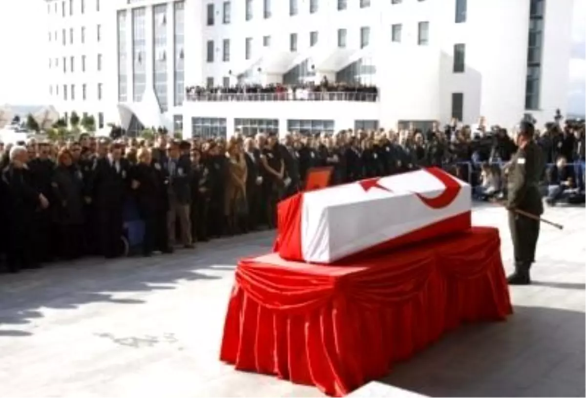 Denktaş\'ın Naaşı Cenaze Namazı İçin Selimiye Camii\'ne Getirildi