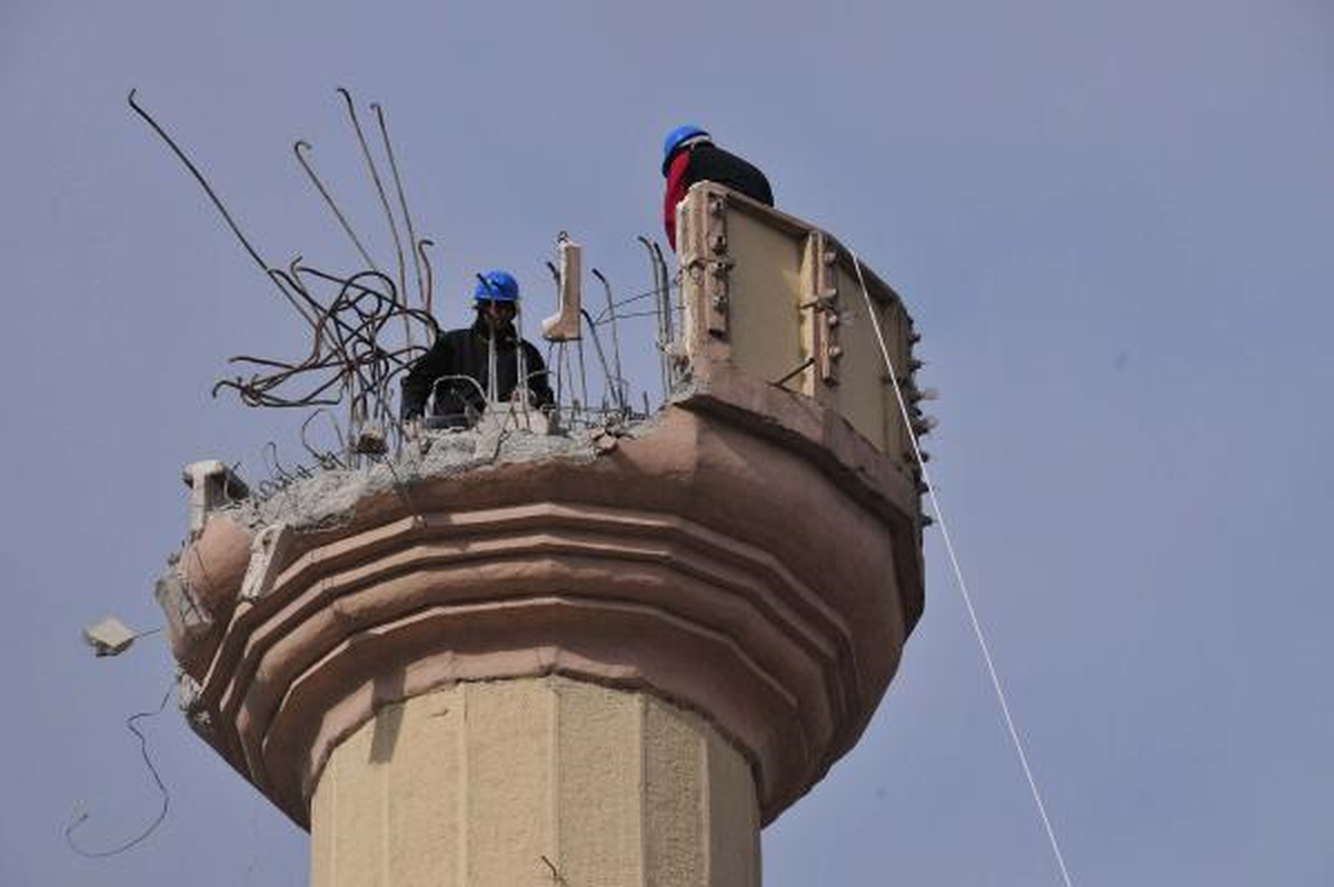 Depremde Hasar Gören 37 Yıllık Caminin Minaresinin Yıkımına Başlandı