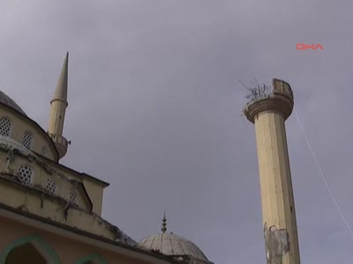 Depremde Hasar Gören 37 Yıllık Caminin Minaresinin Yıkımına Başlandı