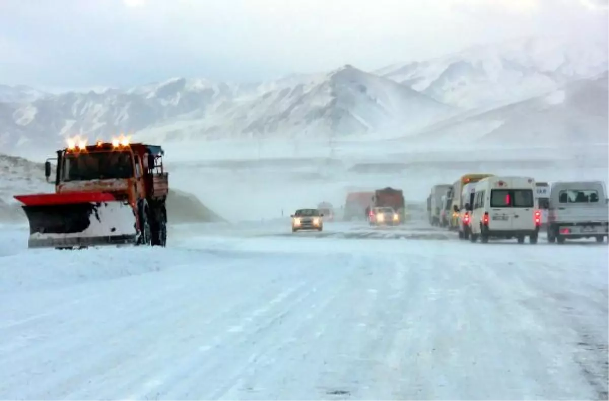 Doğu'da Tipi Ulaşımı Durdurdu; Yolu Kapalı Köylerden Hasta Kurtarma Seferberliği