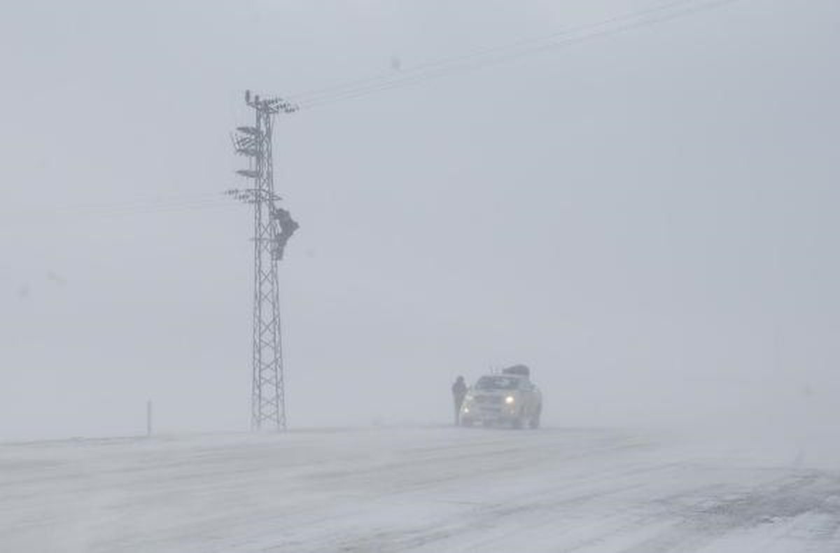 Doğu\'da Tipi Ulaşımı Durdurdu; Yolu Kapalı Köylerden Hasta Kurtarma Seferberliği (2)