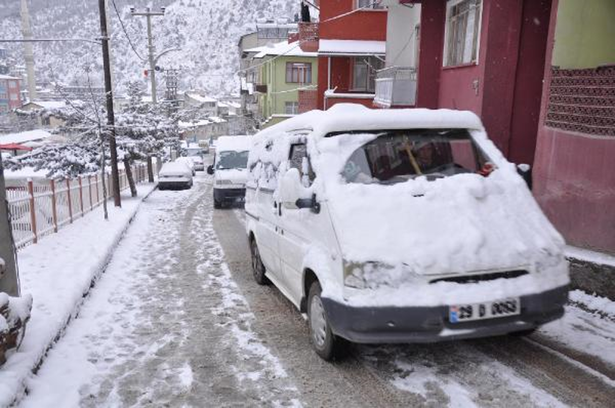 Doğu Karadeniz\'de Kar Yolları Kapattı