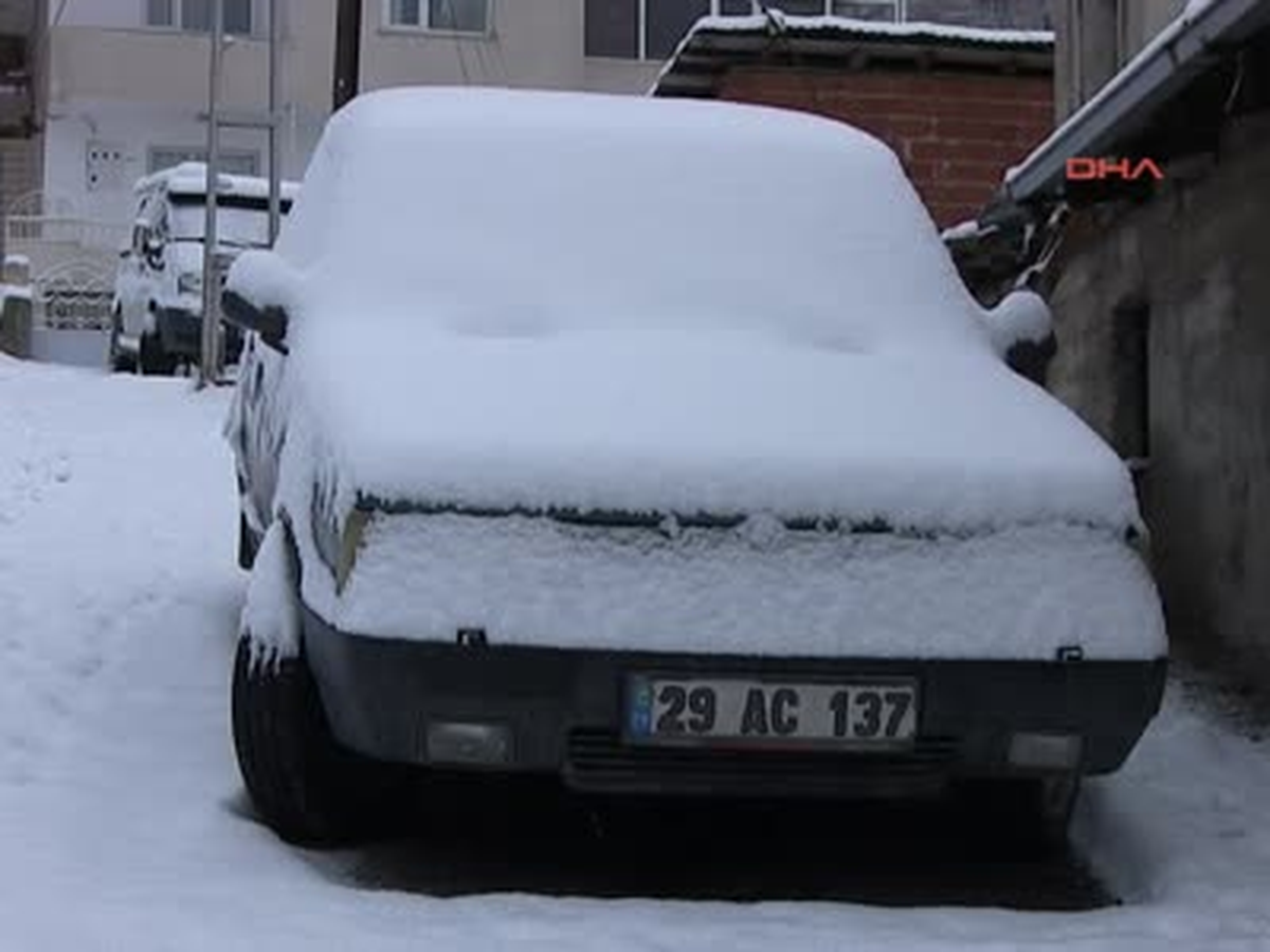 Doğu Karadeniz\'de Kar Yolları Kapattı