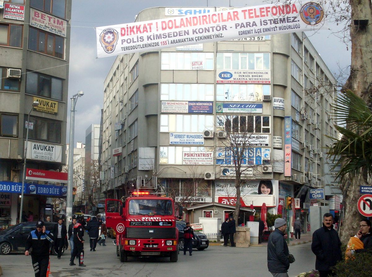 Edremi\'te Dolandırıcılara Pankartlı Uyarı