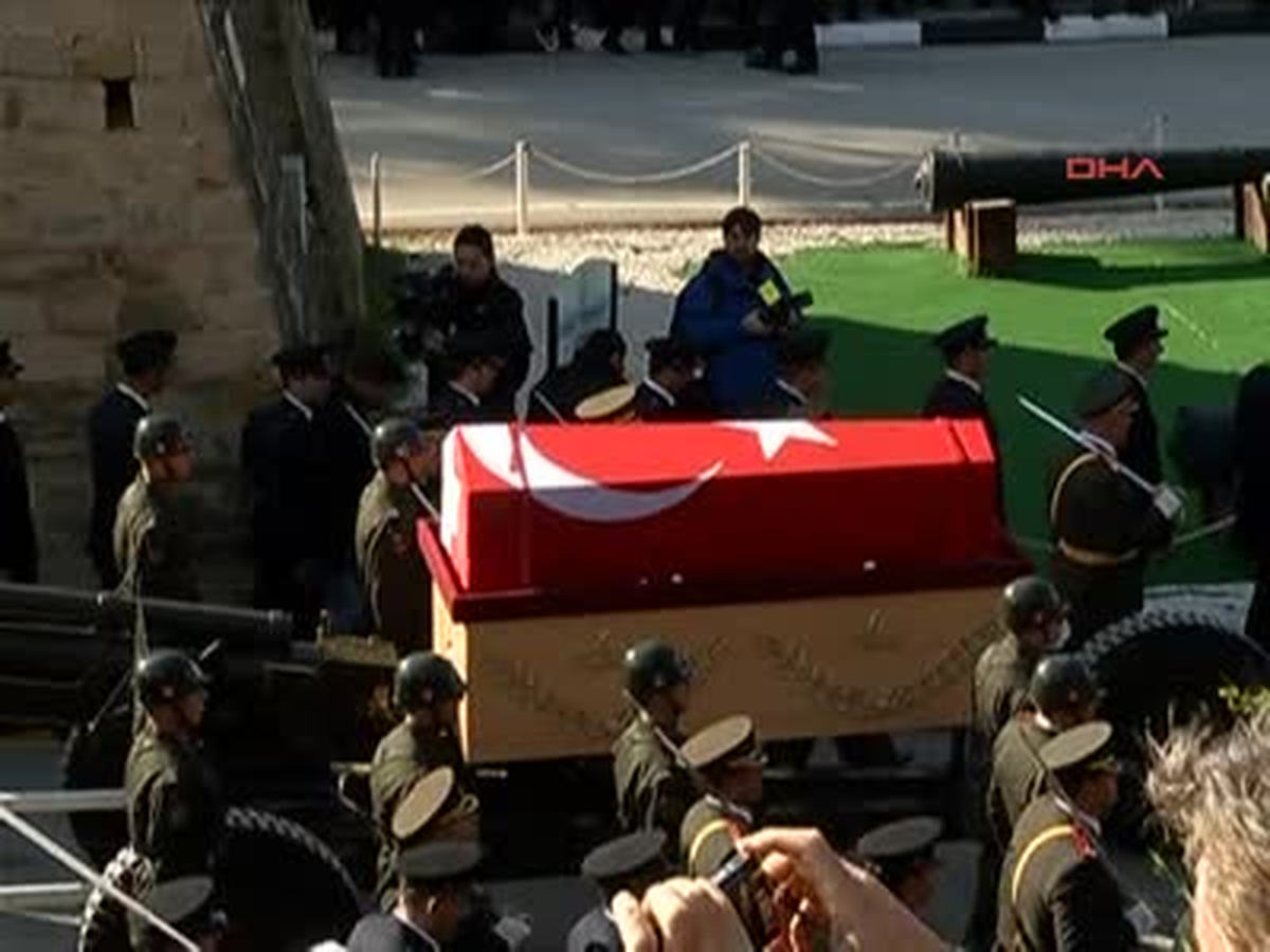 Ek Denktaş, Son Yolculuğuna Uğurlanıyor... Denktaş\'ın Naaşı Girne Kapısı\'na Götürülüyor