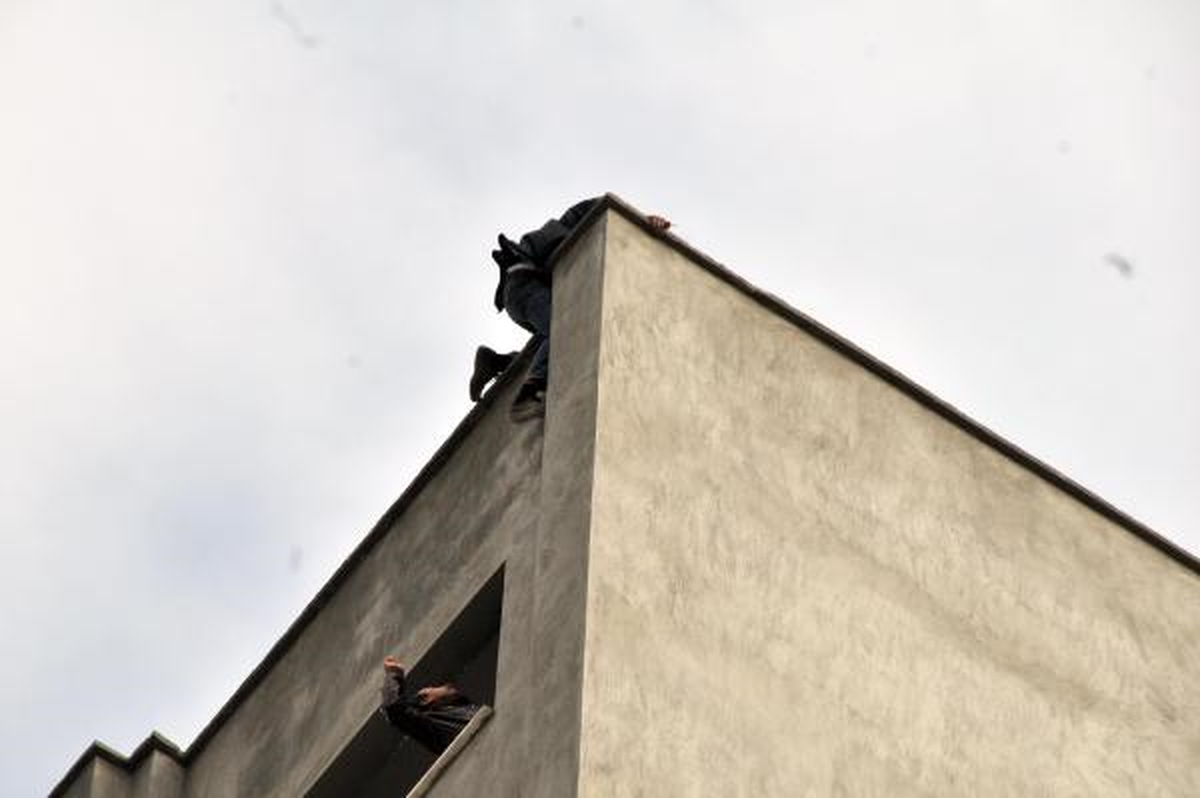 Erkekler Ölmek, Kadınlar İlgi Çekmek İçin İntihara Kalkışıyor
