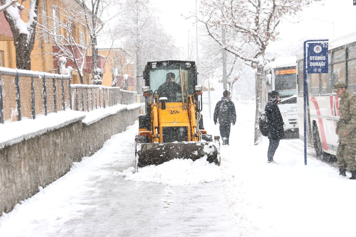 Erzincan Belediyesi\'nden Kar Mesaisi
