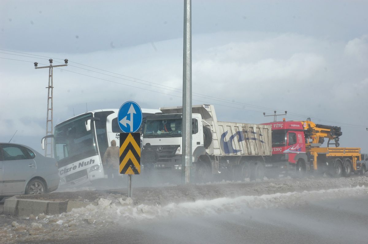 Erzurum\'da Kar ve Tipi Nedeniyle 469 Köy Yolu Ulaşıma Kapandı