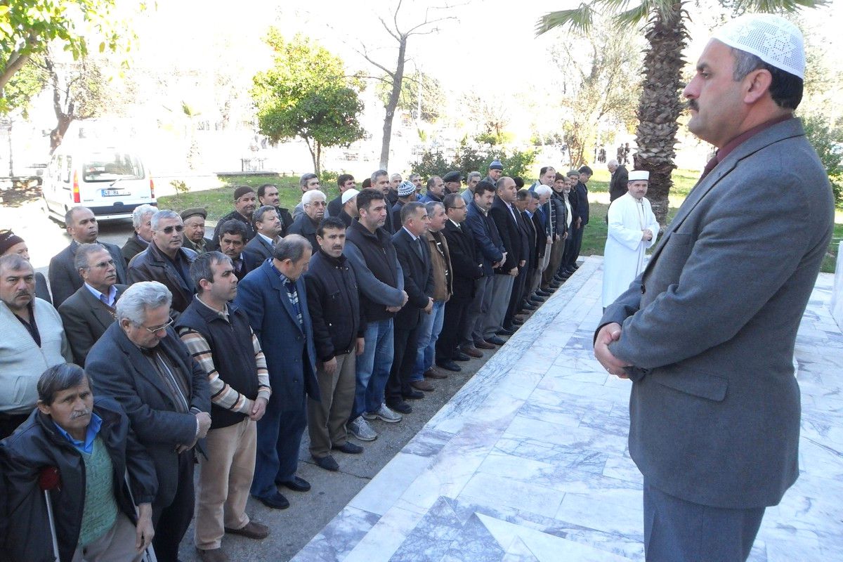Fethiye\'de KKTC Kurucu Cumhurbaşkanı Rauf Denktaş İçin Gıyabi Cenaze Namazı Kılındı