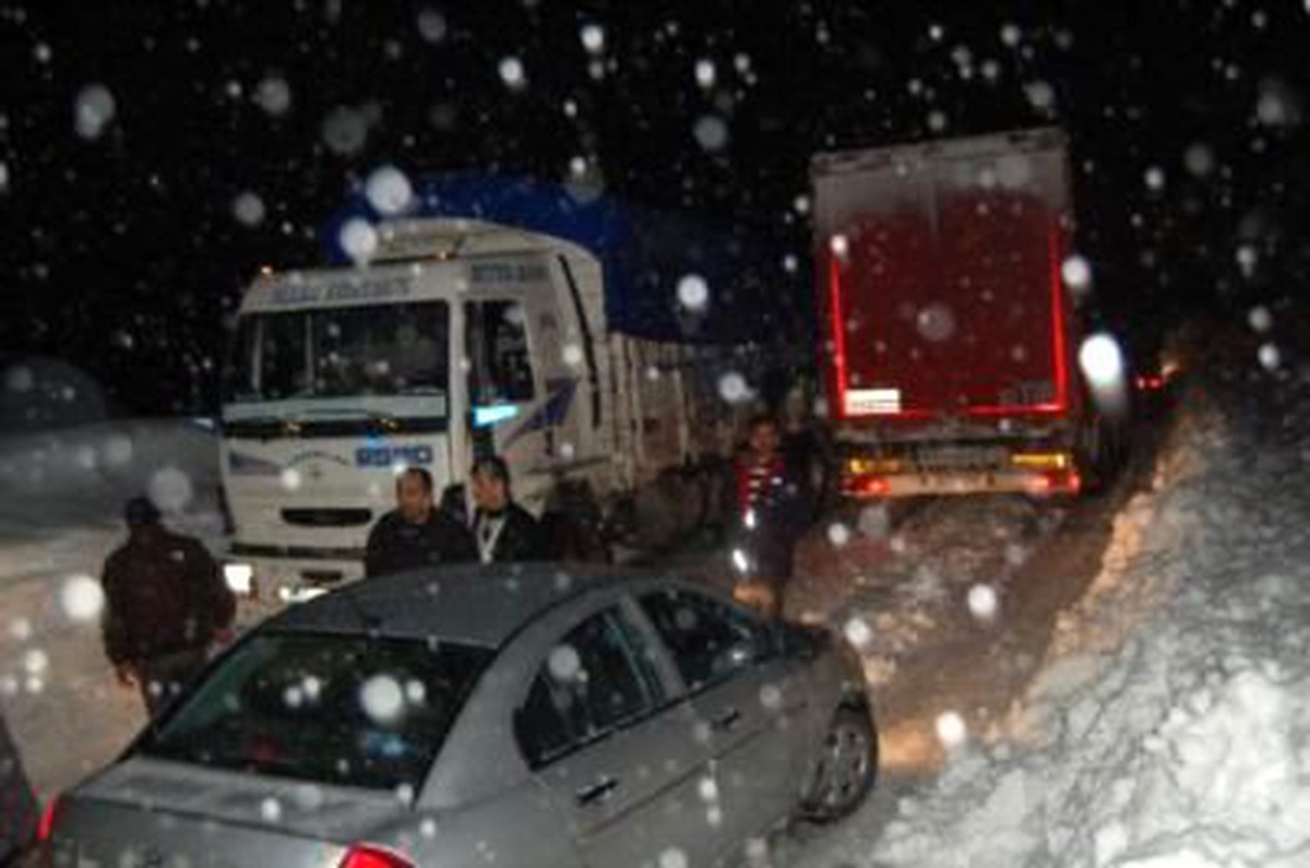 Göksun'da Kar Yağışı Trafiği Felç Etti
