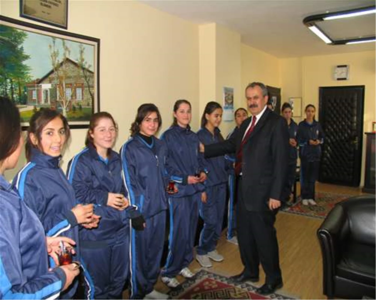Hentbolculardan Başkan Ayanoğlu\'na Ziyaret