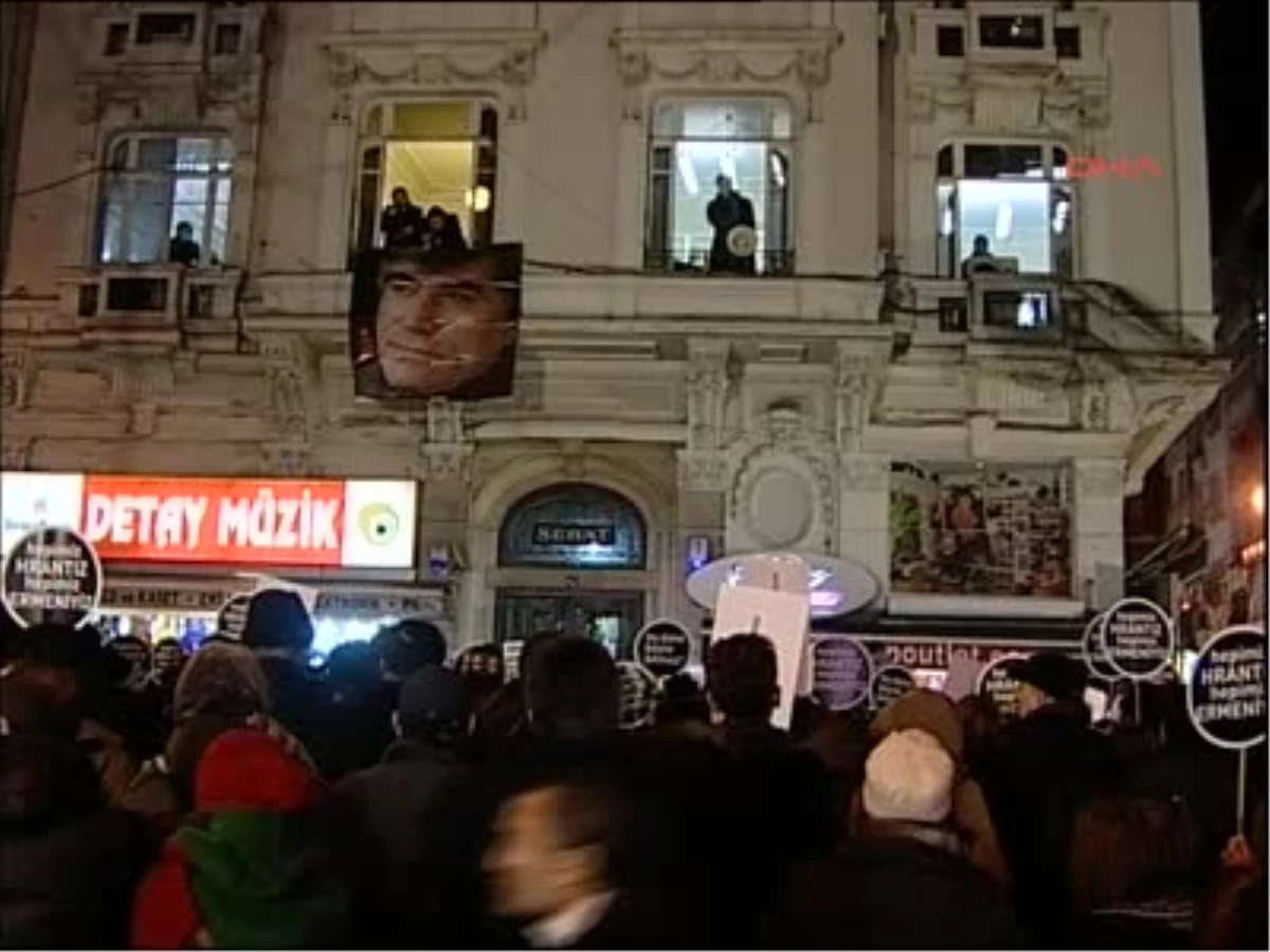 "Hrant\'ın Arkadaşları" Agos Önünde Mahkeme Kararını Protesto Etti