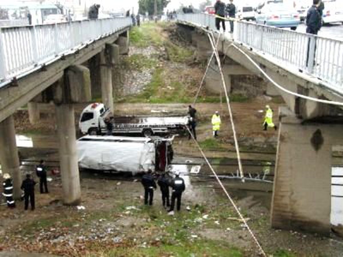 Kahramanmaraş'ta Minibüs Köprüden Düştü 12 Yaralı