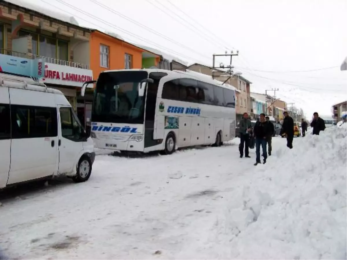 Karda Mahsur Kalan Yolcularaı Kaymakam Sahip Çıktı