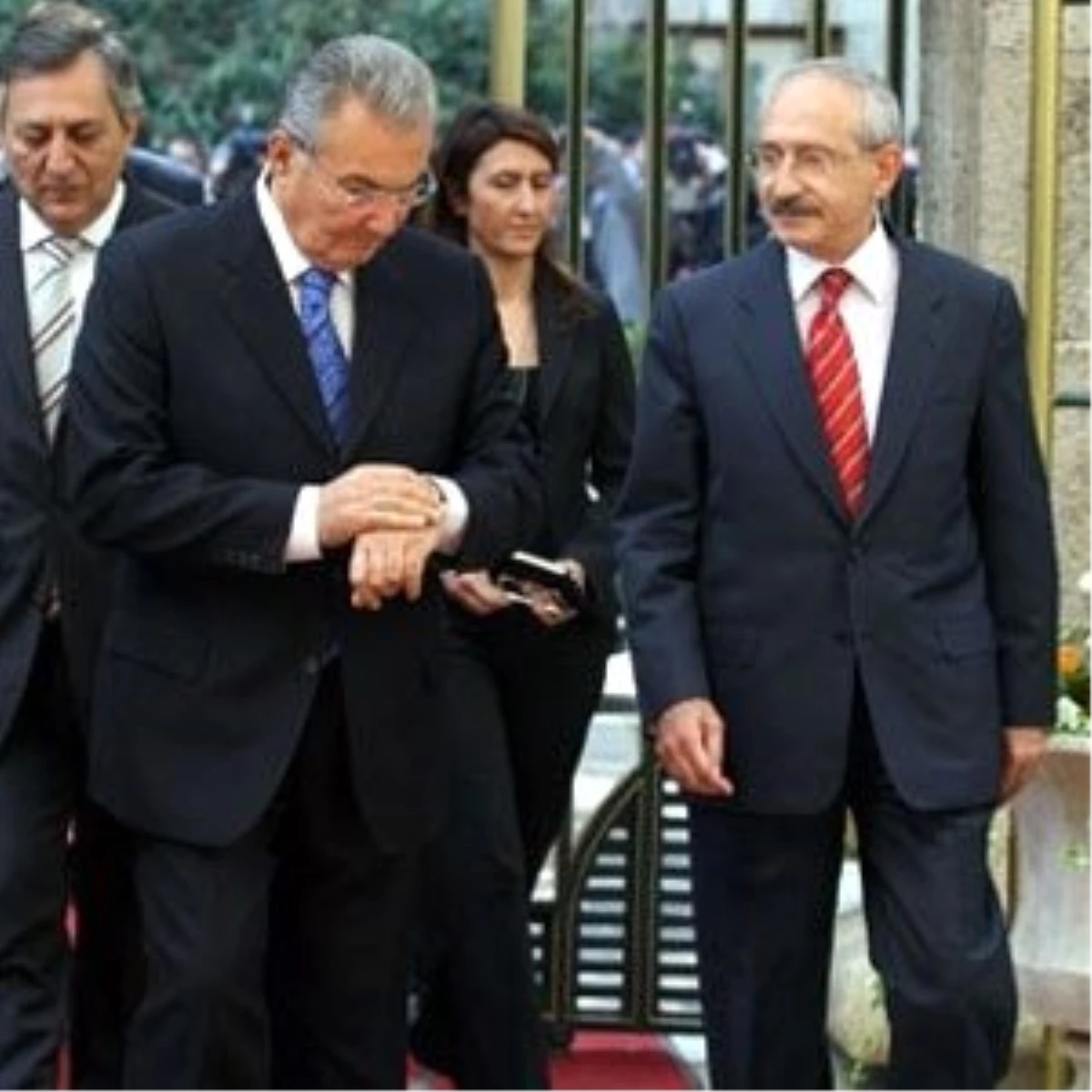 Kılıçdaroğlu, Denktaş\'ın Cenazesi İçin Eski Genel Başkanlarla Birlikte KKTC\'ye Gitti