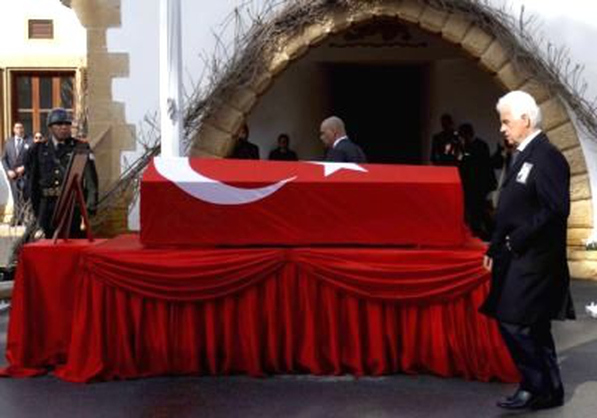 Kurucu Cumhurbaşkanı Denktaş'a Saygı Geçişi Sürüyor