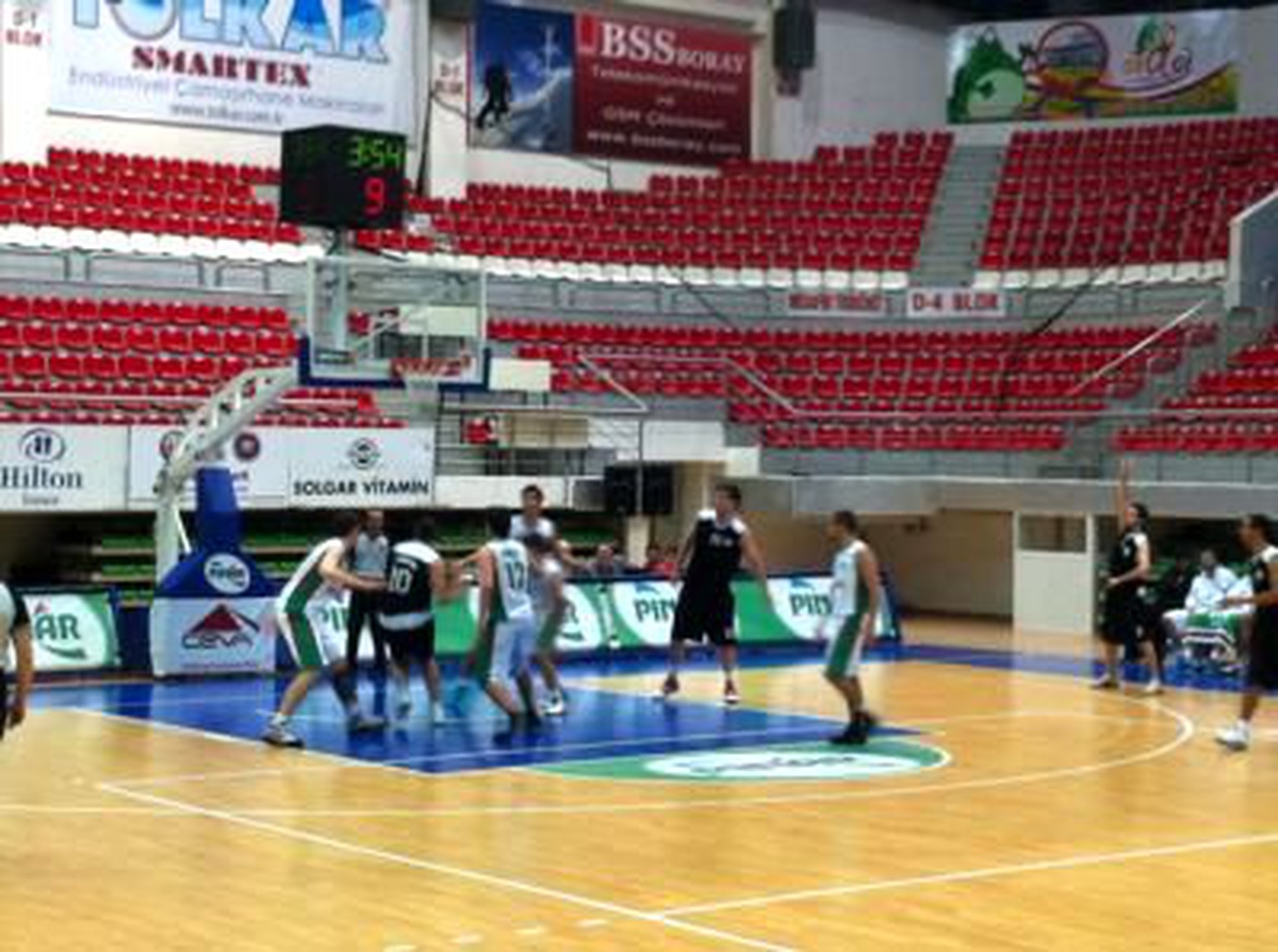 Kuşadası Gençlikspor Basketbol Takımı 3. Lige Koşuyor