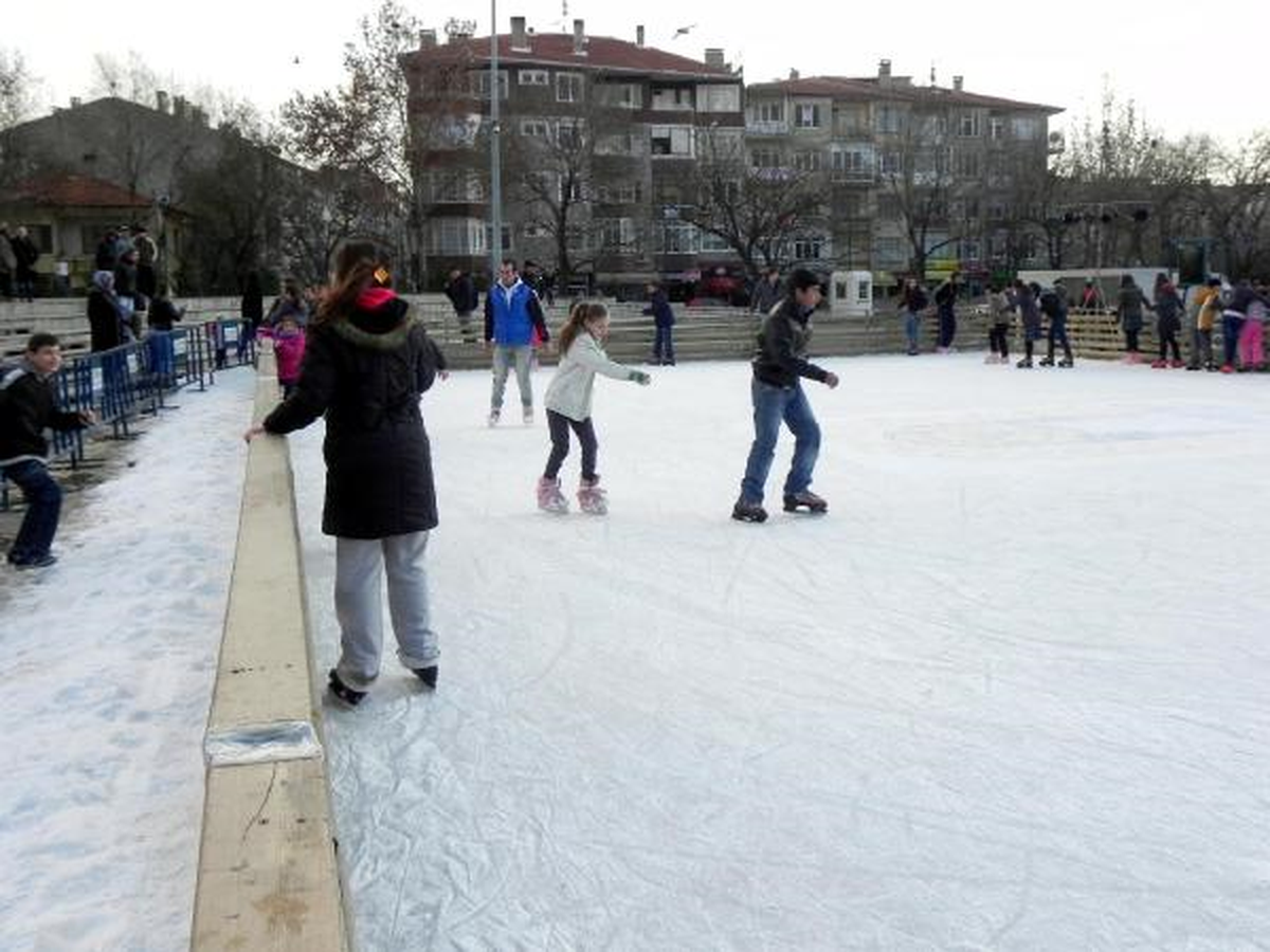 Lüleburgaz\'a Buz Pisti Açıldı