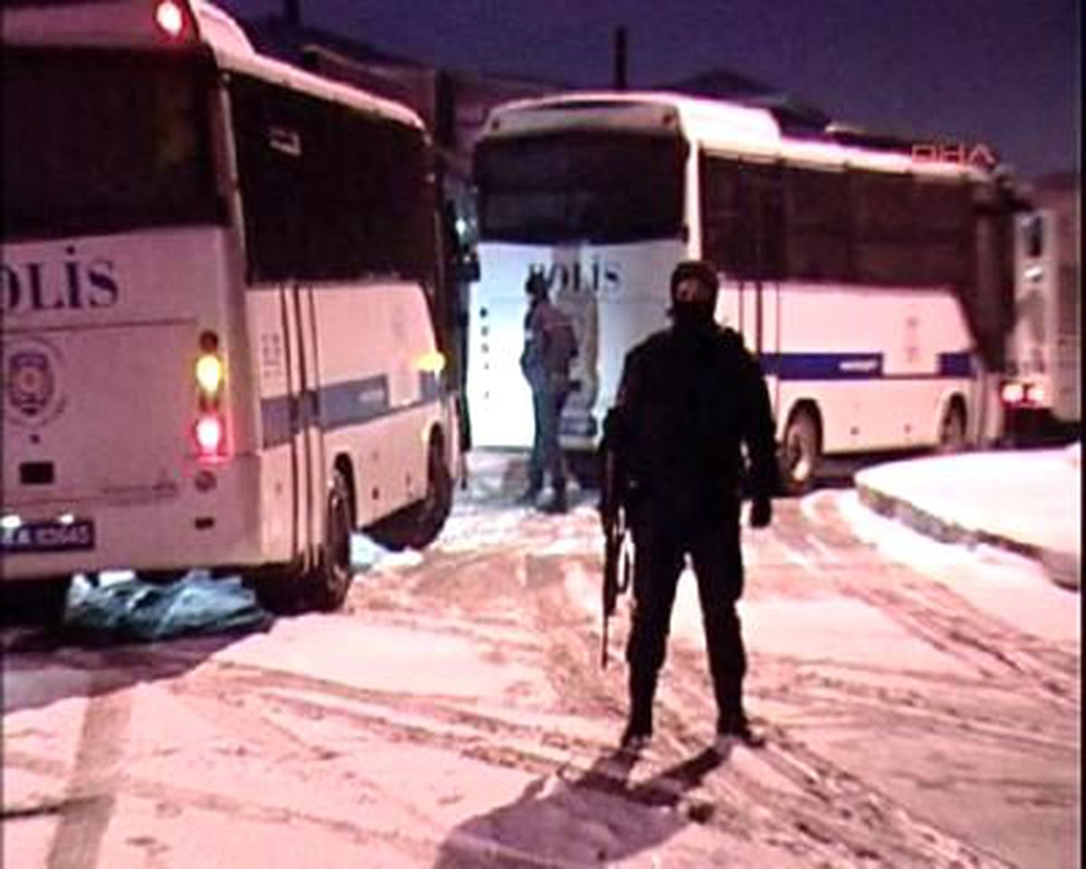 Maltepe\'de Helikopterli Şafak Operasyonu