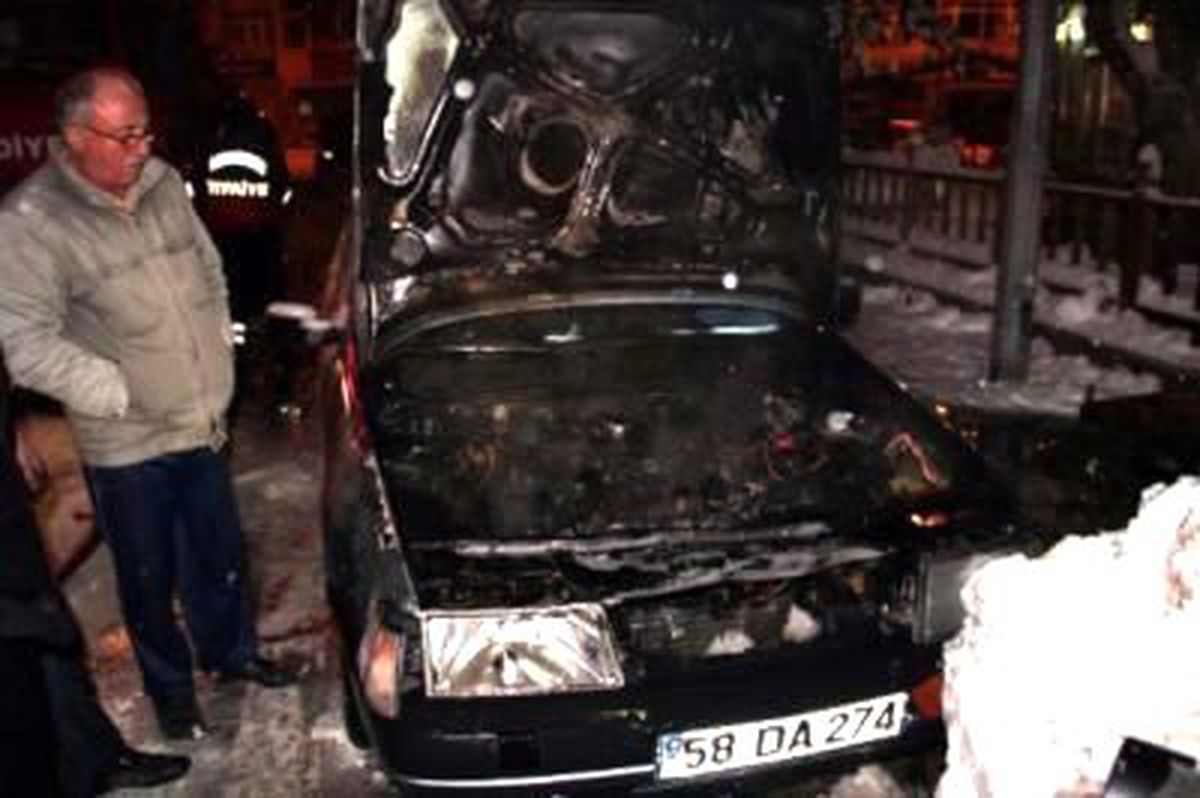 Otomobilde Başlayan Yangını Yoldan Geçenler Söndürdü