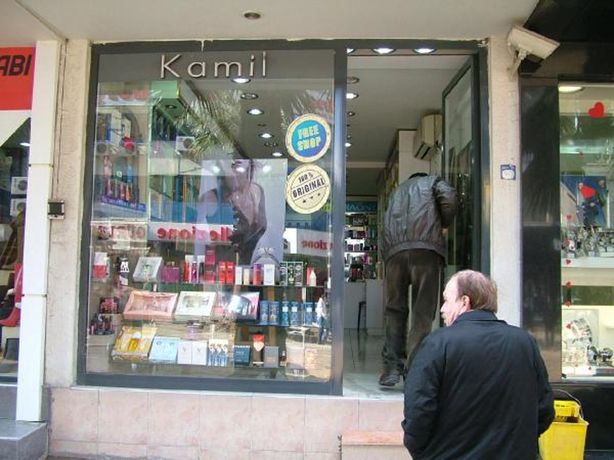 Pahalı Parfüm Yerine Ucuzunu Çalan Hırsız Kameraya Takıldı