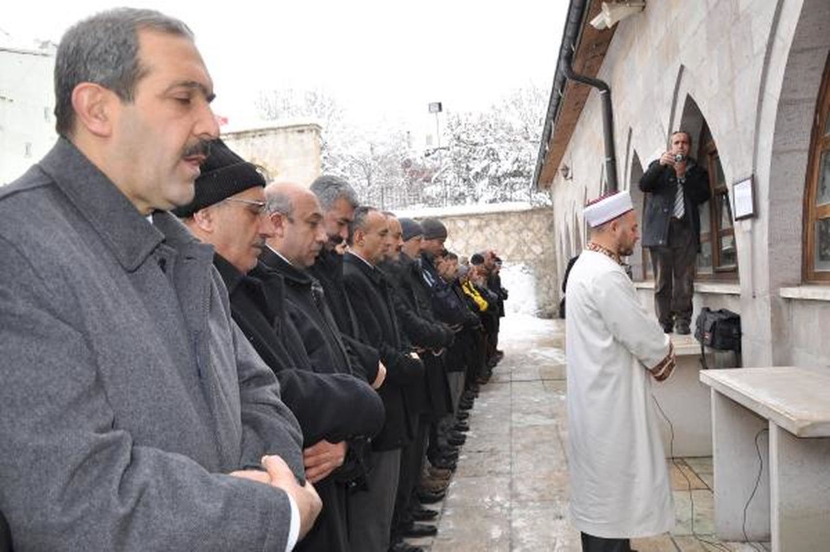 Rauf Denktaş İçin Sivas\'ta Gıyabi Cenaze Namazı