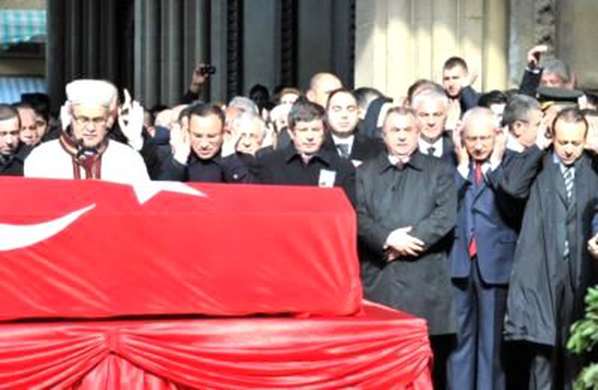 Rauf Denktaş'ın Naaşı Dualarla Defnedildi