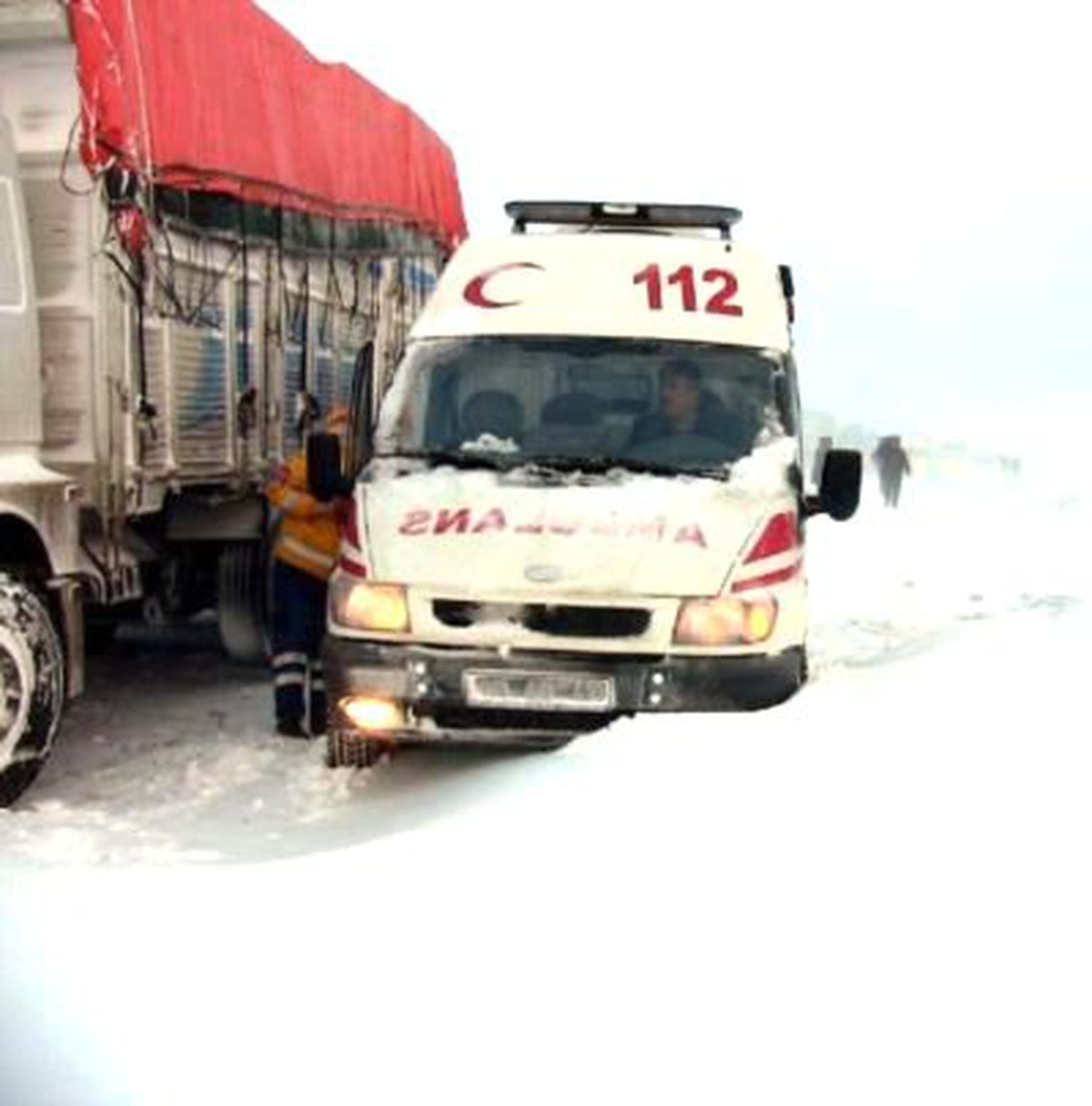 Sağlık Ekibi Karda Mahsur Kaldı
