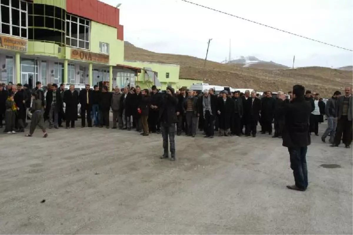 Tahliye Olan Başkale Eski Belediye Başkanı\'na Miting Gibi Karşılama