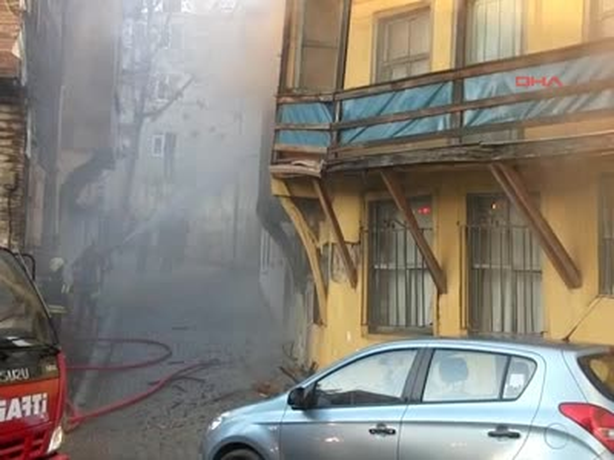 Tarihi Ahşap Evdeki Yangın Paniğe Neden Oldu