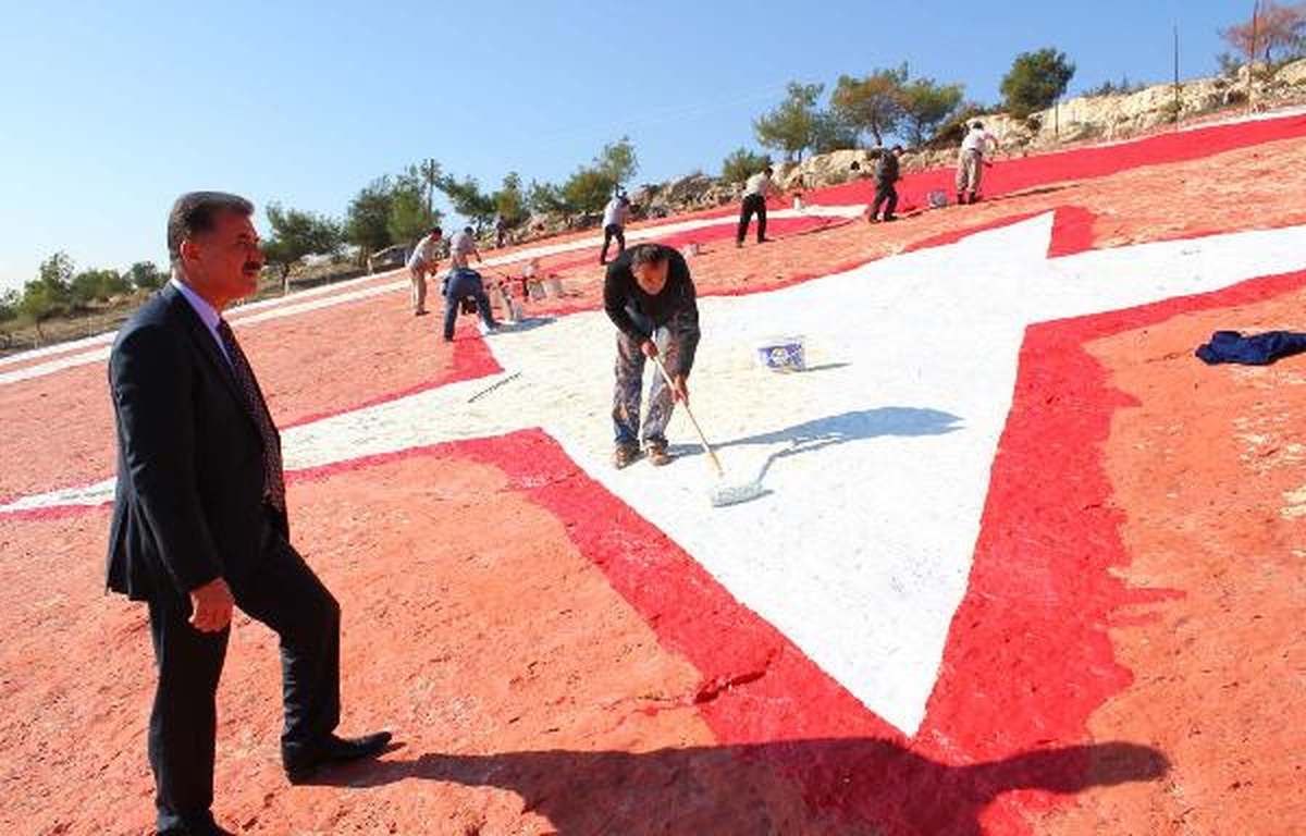 Türkiye'nin En Büyük Bayrağı Bakımdan Geçirildi