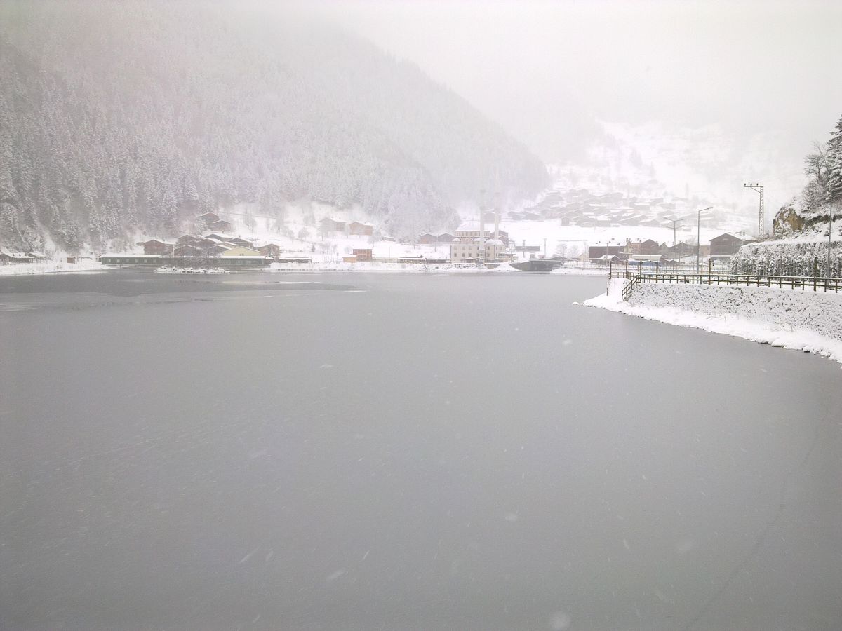 Uzungöl Kısmen Dondu