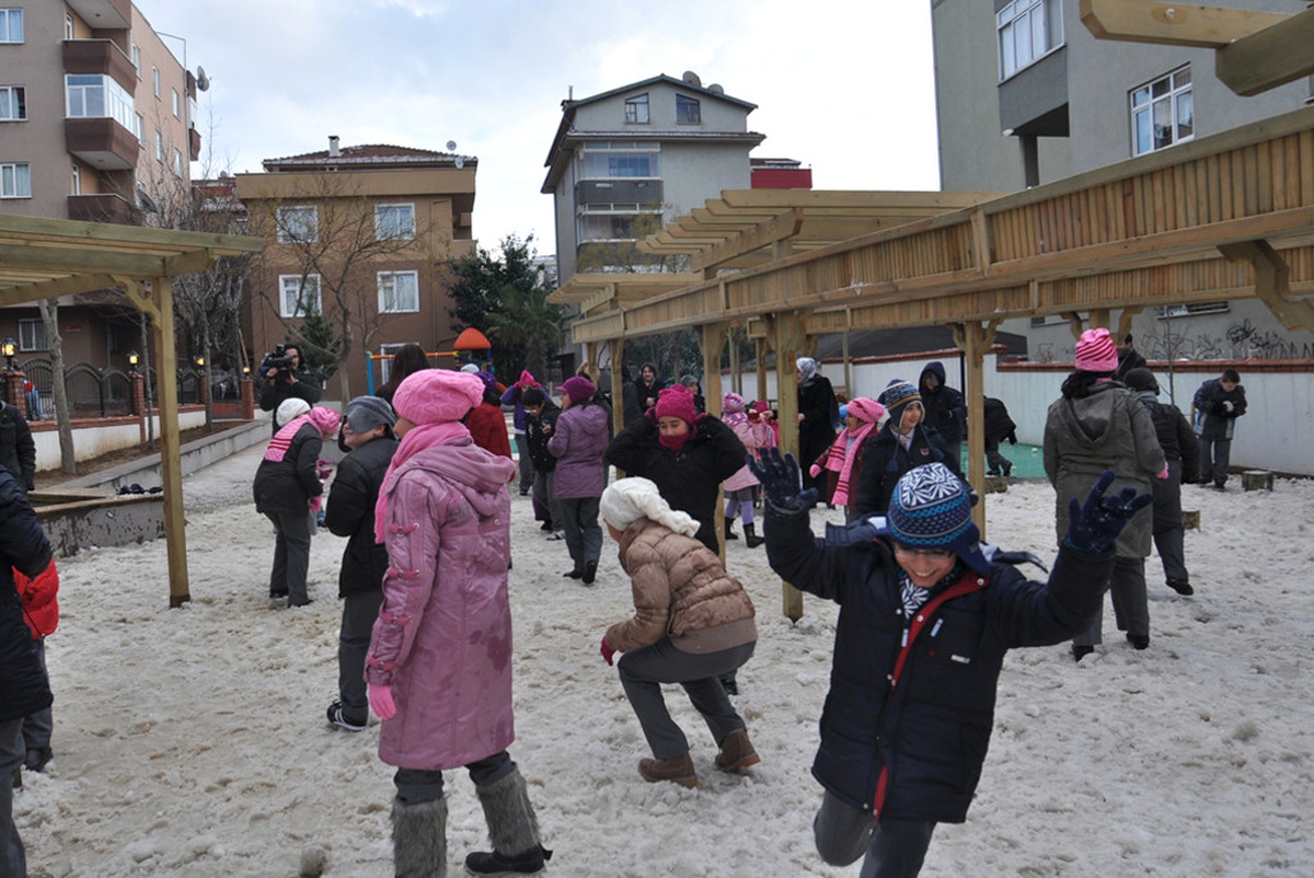 Yol Açımında Biriken Karları Sahil BölgesindeKi Çocuk Parklarına Bıraktılar