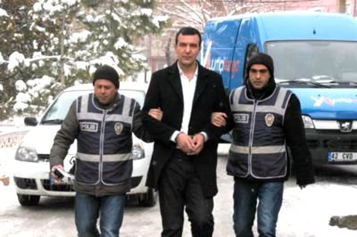 Babasını Aldattığı İddasıyla, Annesini Boğazından Keserek Öldürmüş