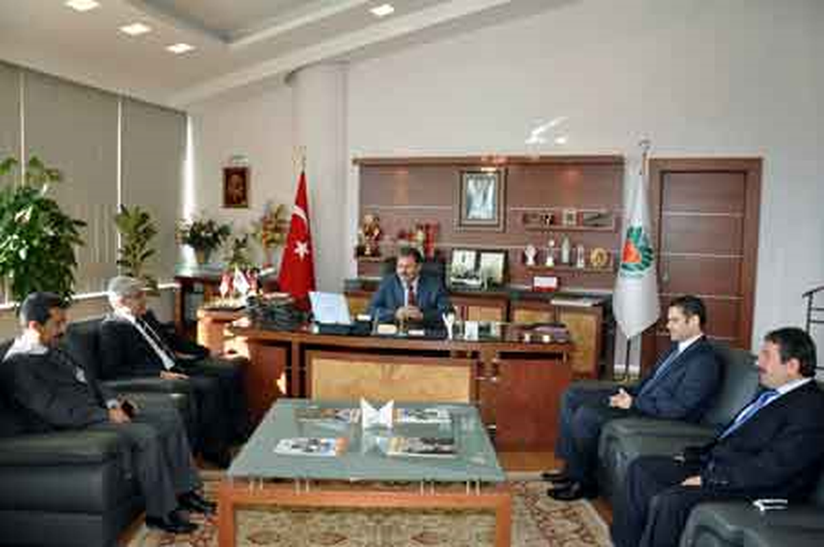 Başkan Ahmet Çakır\'a Plaket