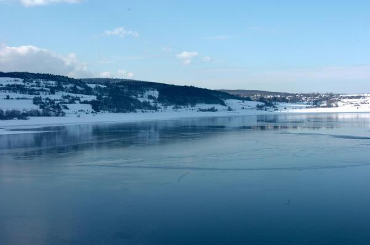 Bolu'da Baraj Göleti Dondu, Şelale Buz Tuttu