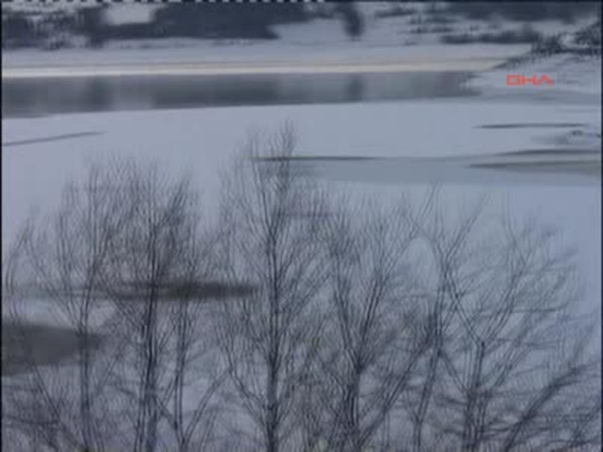 Bolu'da Baraj Göleti Dondu, Şelale Buz Tuttu
