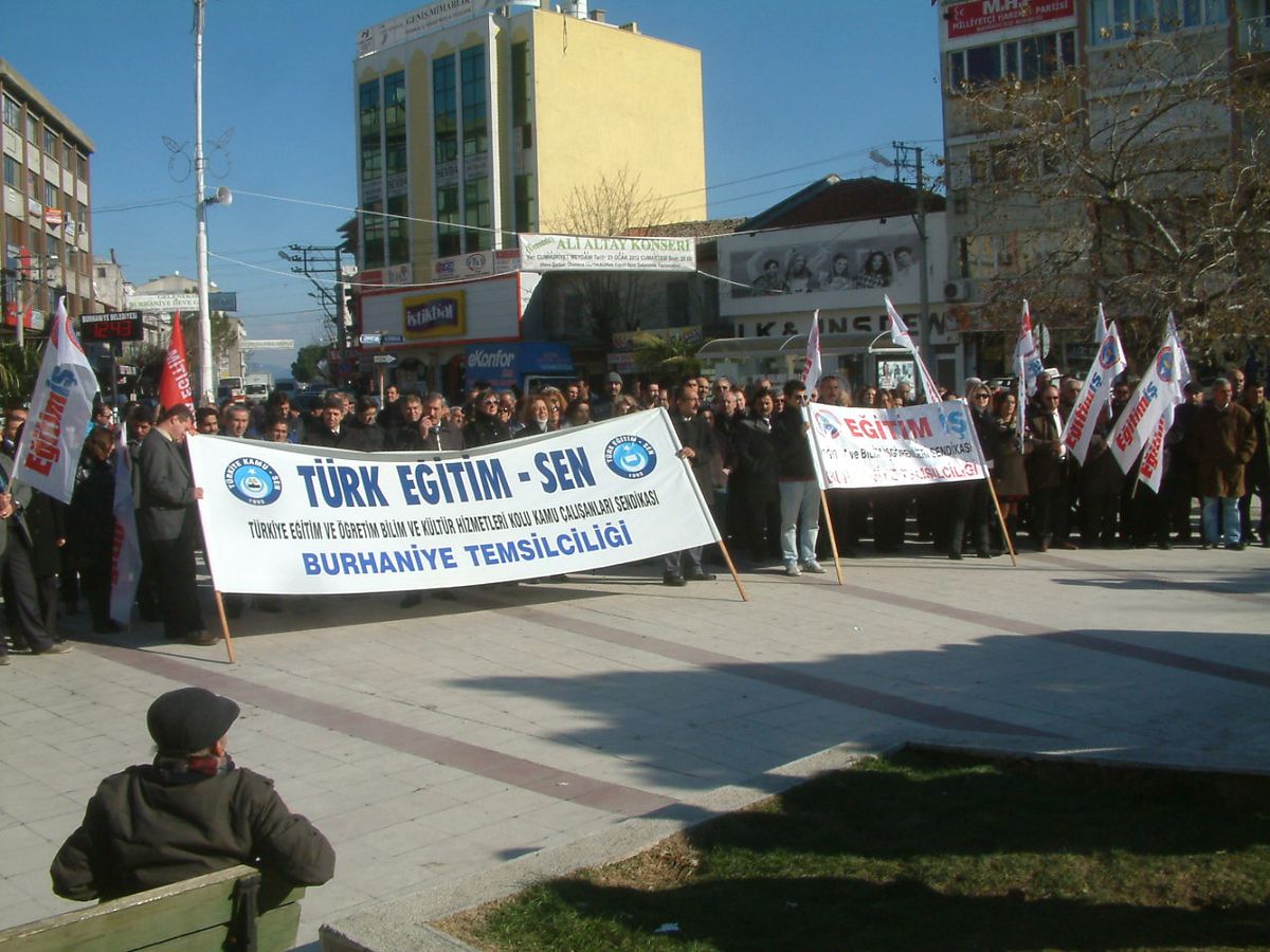 Burhaniye\'de Zam Alamayan Öğretmenler Eylem Yaptı