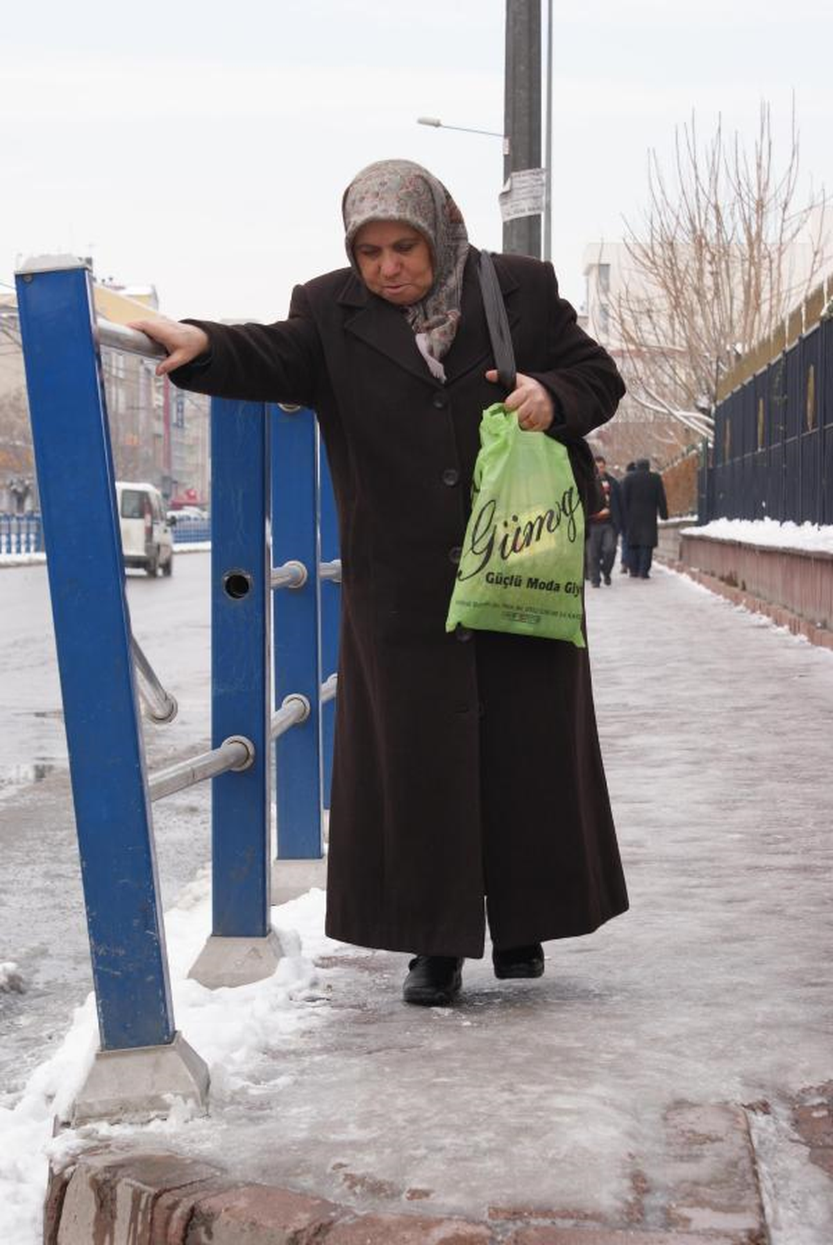 Buzlu Kaldırımda Tek Sıra Yürüyüş