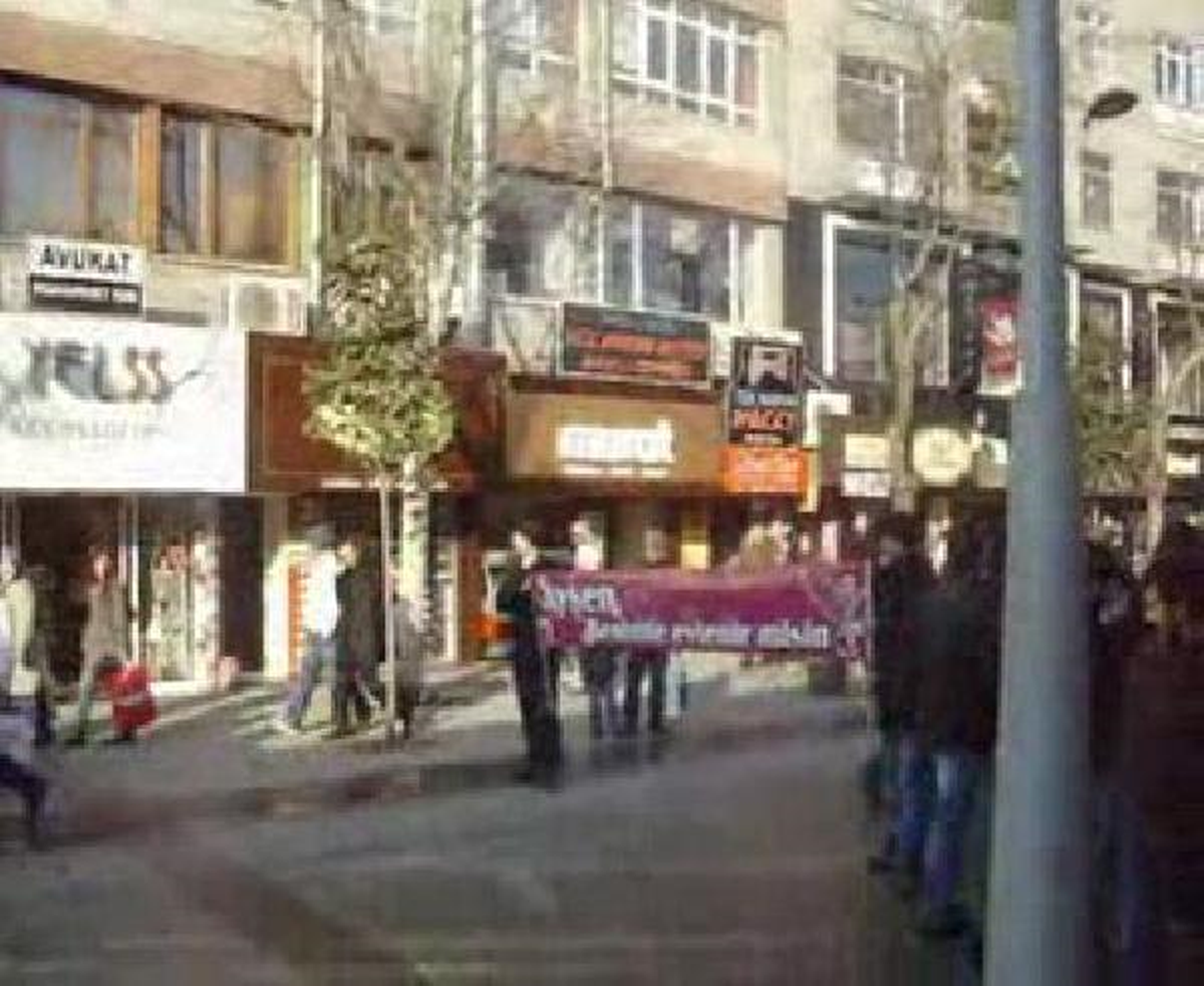 Cadde Ortasında Pankartlı Evlenme Teklifi