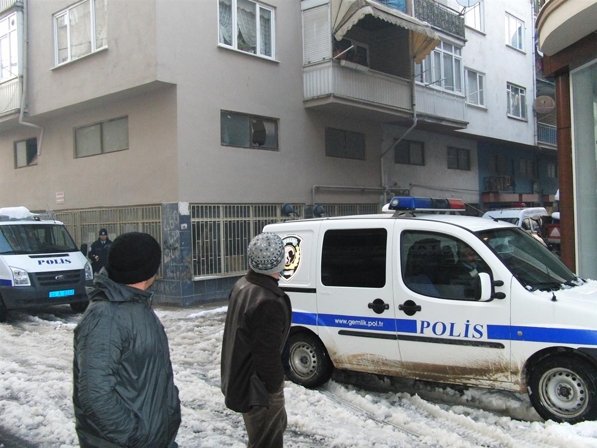 Çantasını Taşıdığı Yaşlı Kadına Biber Gazıp Sıkıp Bilezikleri Çaldı