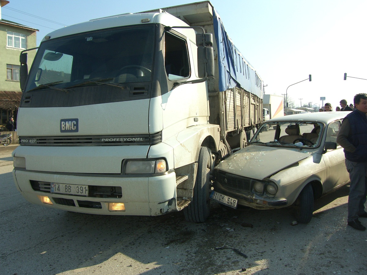 Düzce\'de Kamyonla Otomobil Çarpıştı 2 Kişi Yarandı