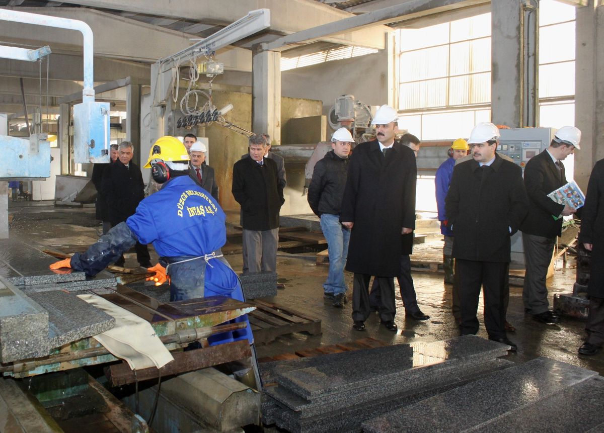 Düzce Valisi Şahin Belediyenin Şantiyesini İnceledi