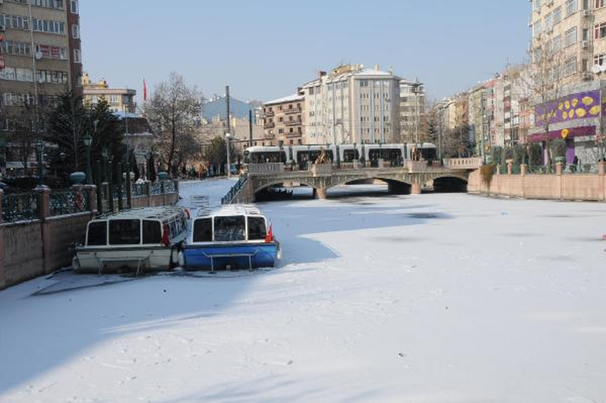 Eskişehir\'de Porsuk Çayı Dondu