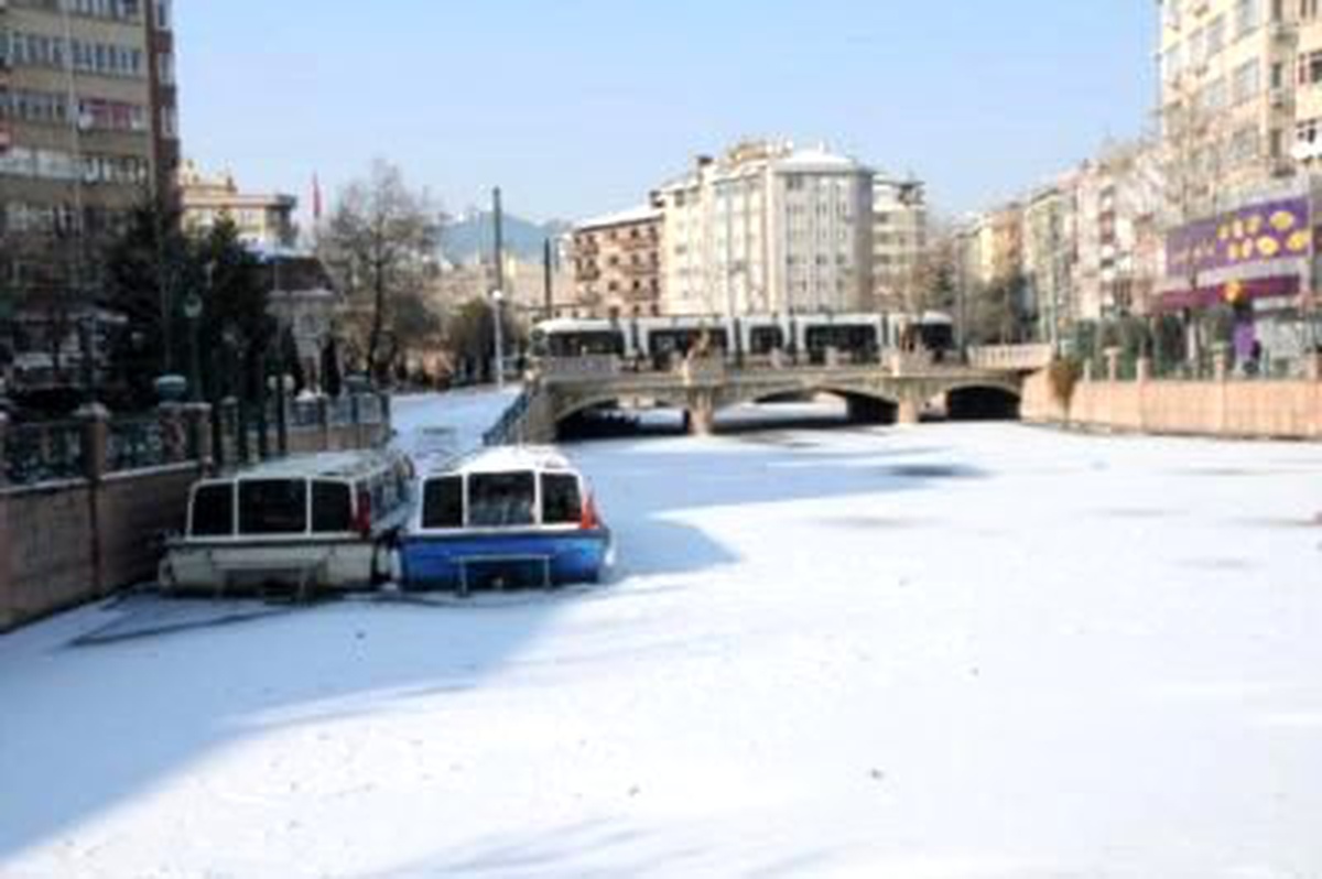 Eskişehir\'in İncisi Porsuk Çayı Dondu