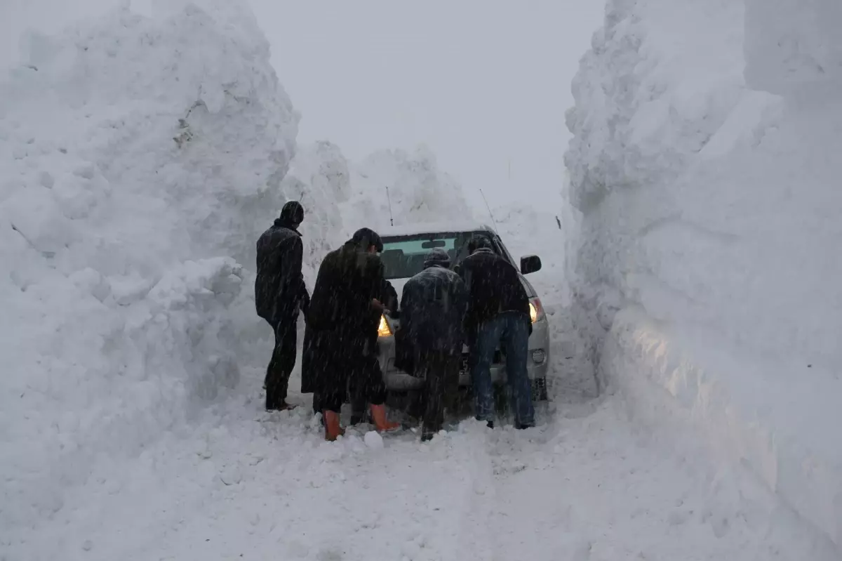 Giresun\'da Kar Yağışı Nedeniyle 235 Köy Yolu Ulaşıma Kapalı