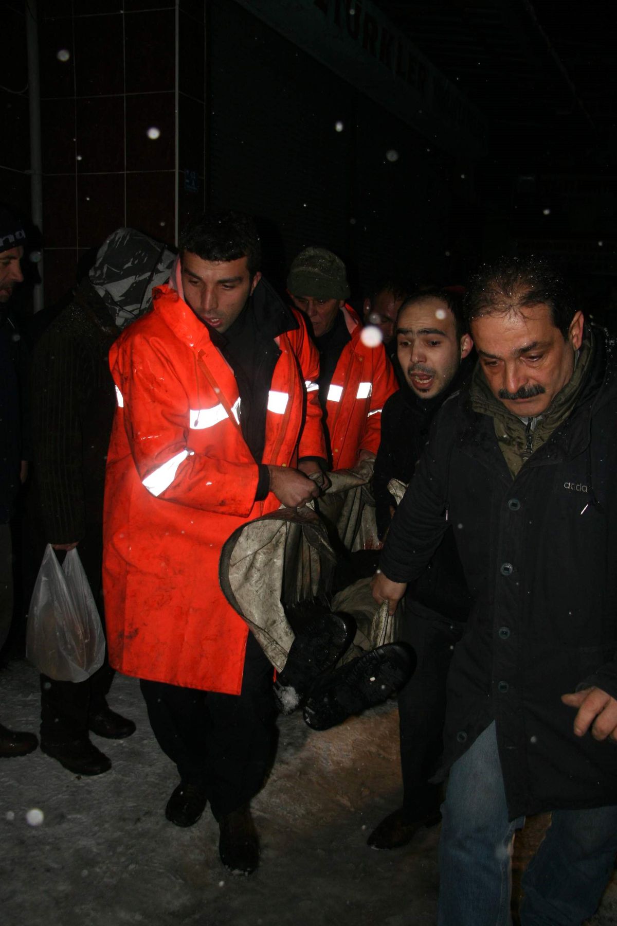 Halk Pazarının Çatısı Çöktü: 3 Yaralı